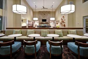 een lobby met een bank en tafels en stoelen bij Homewood Suites by Hilton Pleasant Hill Concord in Pleasant Hill