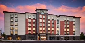 un edificio con un reloj encima en Homewood Suites By Hilton North Bay en North Bay