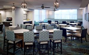 restauracja ze stołami i krzesłami w pokoju w obiekcie Homewood Suites By Hilton North Bay w mieście North Bay