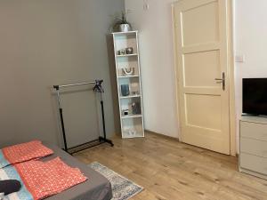 Sala de estar con puerta y TV en Habibi Apartman, en Budapest