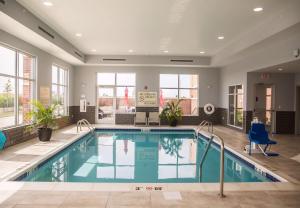 a swimming pool in a hotel lobby with a pool at Hampton Inn-Pontiac in Pontiac