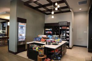 un magasin avec un comptoir de nourriture et de boissons dans l'établissement Hilton Garden Inn Austin Airport, à Austin