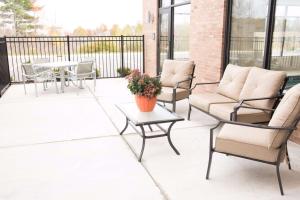 Hampton Inn & Suites Big Rapids, Mi的阳台或露台