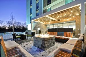 蒙特朱丽叶Home2 Suites By Hilton Mt. Juliet, Tn的大楼前带火坑的天井