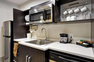 Home2 Suites By Hilton Mt. Juliet, Tn的厨房或小厨房