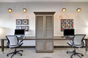 Home2 Suites By Hilton Mt. Juliet, Tn的电视和/或娱乐中心