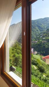 ventana con vistas a la montaña en ALTINSOY HOUSE, en Çaykara