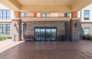 Hampton Inn & Suites Amarillo East في أماريلو: لوبي مبنى مع باب زجاجي كبير