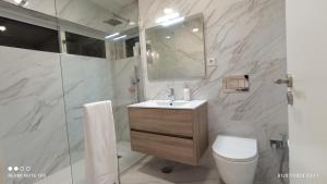 um banheiro com vaso sanitário, pia e chuveiro em Vista Mar em Viana do Castelo mais 17 fotografias