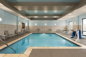 una piscina con agua azul en una habitación de hotel en Hampton Inn by Hilton Spring Hill, TN, en Kedron