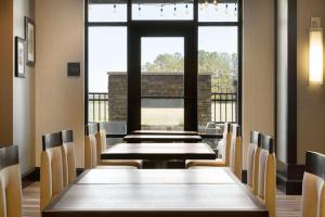 una sala conferenze con tavoli e sedie e una grande finestra di Hampton Inn by Hilton Spring Hill, TN a Kedron