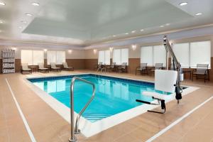 費爾蒙特的住宿－費爾蒙特漢普頓酒店，一座配有桌椅的酒店游泳池
