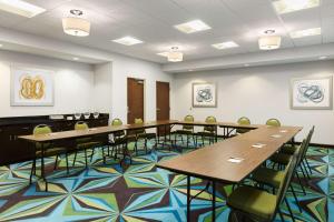 une salle de conférence avec des tables et des chaises sur un tapis coloré dans l'établissement Hampton Inn Fairmont, à Fairmont