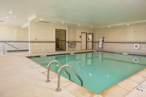 una gran piscina en un edificio en Hampton Inn Mesa Verde/Cortez Co, en Cortez