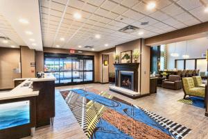 - un hall d'un hôtel avec une cheminée dans l'établissement Hampton Inn & Suites Duluth North Mn, à Duluth