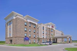 ein großes Gebäude mit einem davor geparkt in der Unterkunft Hampton Inn and Suites Altoona-Des Moines by Hilton in Altoona