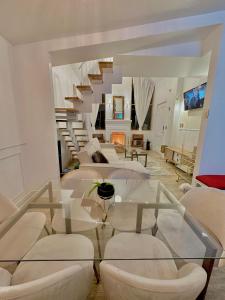 uma sala de estar com uma mesa de vidro e uma escada em "HOLLY HOUSE" 2 habitaciones - 2 bedrooms em Chachapoyas
