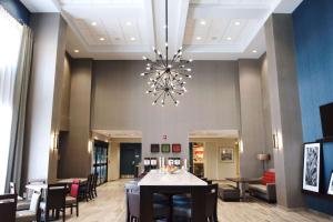 UrbandaleにあるHampton Inn & Suites Des Moines/Urbandale Iaの天井から吊るされたシャンデリアのあるダイニングルーム