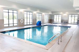 una gran piscina de agua azul en un edificio en Hampton Inn & Suites Des Moines/Urbandale Ia, en Urbandale
