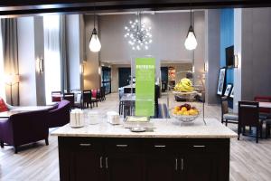 una cocina con una barra con un bol de fruta. en Hampton Inn & Suites Des Moines/Urbandale Ia, en Urbandale