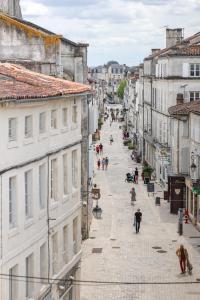 een straat met gebouwen en mensen die op straat lopen bij Grand appartement de Standing #Hypercentre in Cognac