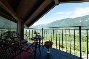 un balcon avec des chaises et une table et une vue dans l'établissement Agritur Agrihouse, à Dercolo 