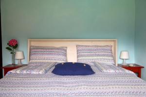 Una cama o camas en una habitación de Il Dosso Holidays Apartment 3 fotos más