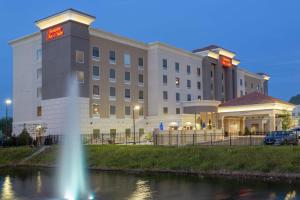 Hampton Inn and Suites Jacksonville/Orange Park, FL في أورانج بارك: فندق فيه نافورة امام مبنى