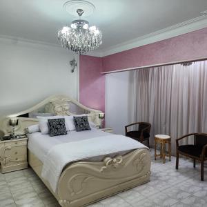 Postel nebo postele na pokoji v ubytování Unique Apartment in Sheraton Heliopolis