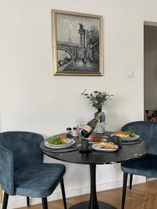 ein schwarzer Tisch mit Teller mit Lebensmitteln drauf in der Unterkunft Number4 in Szeged
