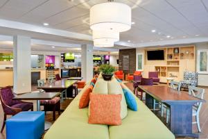 een bank met kussens in een cafetaria bij Home2 Suites By Hilton Stafford Quantico in Stafford