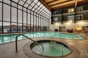 a large pool with a hot tub in a building at Doubletree By Hilton Mt. Vernon in Mount Vernon +18 photos