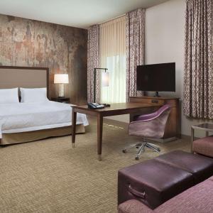 ein Hotelzimmer mit einem Bett und einem Schreibtisch mit einem Computer in der Unterkunft Hampton Inn & Suites Murrieta in Murrieta