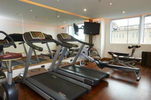 einen Fitnessraum mit mehreren Laufbändern in einem Zimmer in der Unterkunft Pestana Chelsea Bridge Hotel & SPA in London