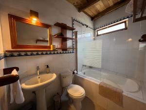 La salle de bains est pourvue de toilettes, d'un lavabo et d'une baignoire. dans l'établissement Los Viajeros B&B, à Leimebamba