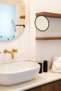 イスキアにあるOraBlu Executive Villasのバスルーム(白い洗面台、鏡付)