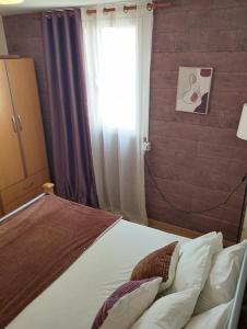 1 dormitorio con 1 cama y ventana en Olive cabin - Kuća maslina i mira u Đenovićima!, en Herceg-Novi