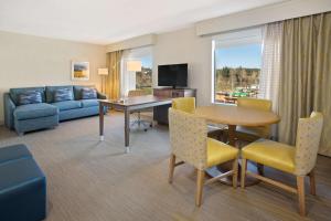 sala de estar con mesa y sofá en Hampton Inn & Suites- Seattle Woodinville Wa en Woodinville
