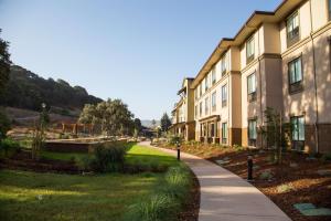 Hampton Inn & Suites Buellton/Santa Ynez Valley, Ca في بويلتون: مبنى امامه رصيف