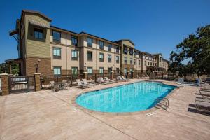 budynek z basenem przed budynkiem w obiekcie Hampton Inn & Suites Buellton/Santa Ynez Valley, Ca w mieście Buellton