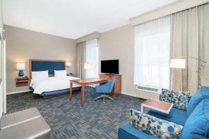 Pokój hotelowy z łóżkiem i biurkiem w obiekcie Hampton Inn & Suites Newburgh Stewart Airport, NY w mieście Newburgh