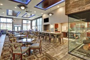 - un restaurant avec des tables et des chaises dans une salle dans l'établissement Homewood Suites By Hilton New Hartford Utica, à Clinton