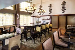un restaurante con una mesa larga y sillas en Hampton Inn & Suites Wilson I-95, en Wilson