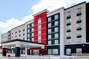 d'un hôtel avec un bâtiment rouge dans l'établissement Hampton Inn & Suites by Hilton Grande Prairie, à Grande Prairie