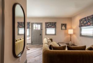 Una sala de estar con un sofá y un espejo. en Gjelina Hotel, en Los Ángeles