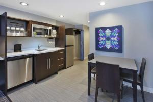 cocina y comedor con mesa y sillas en Home2 Suites By Hilton Pittsburgh Area Beaver Valley, en Monaca