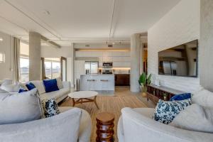 Una sala de estar con dos sofás y una cocina. en Amazing 2 Bd 4th floor condo with spectacular views, en Nashville