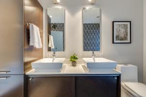 un baño con dos lavabos y dos espejos en Amazing 2 Bd 4th floor condo with spectacular views, en Nashville 23 fotos más