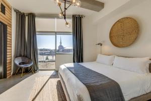 Un dormitorio con una cama y una ventana grande. en Amazing 2 Bd 4th floor condo with spectacular views, en Nashville