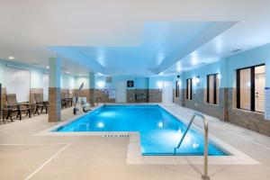 uma grande piscina num quarto de hotel em Homewood Suites By Hilton Fayetteville em Fayetteville